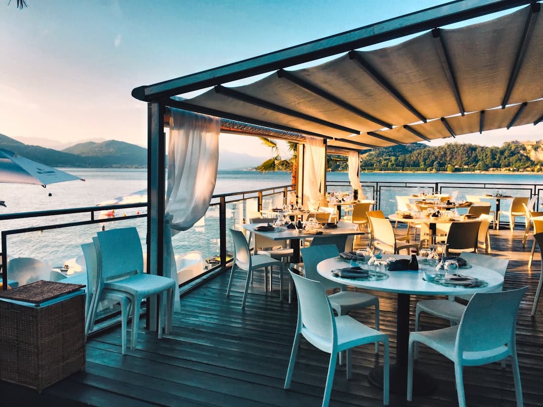 Intérieur d'un bistro français — table dressée